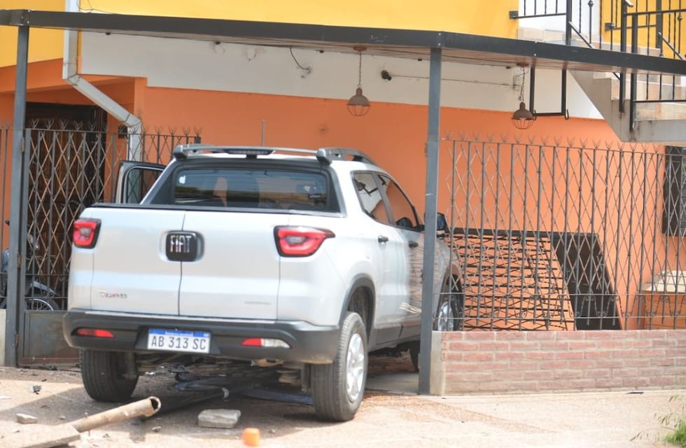 Tremendo siniestro vial en Córdoba: una camioneta chocó con un taxi y terminó incrustada en una casa