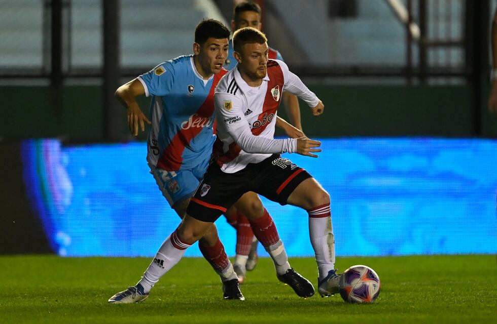 River empató un partido trabadísimo con Arsenal y sigue luchando por el torneo