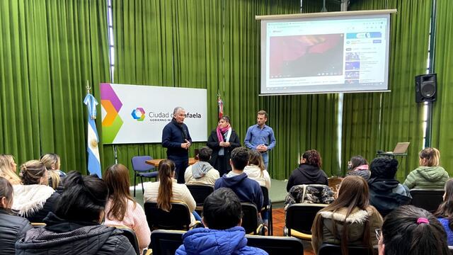Curso de Habilidades Digitales en el Salón Verde