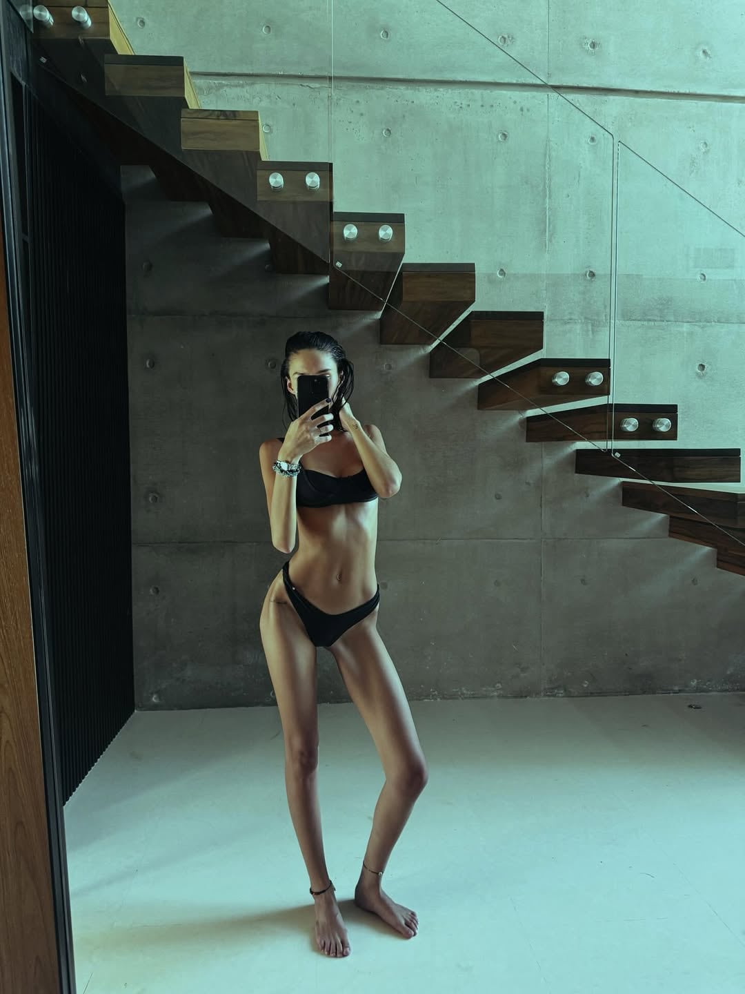 Frente al espejo, Juanita Tinelli jugó al límite de la censura con un look de ropa interior mega diminuto