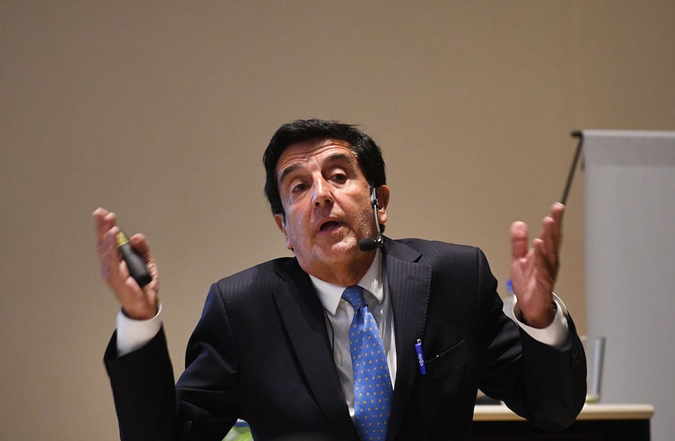 “Fideos con tuco”, la metáfora de Carlos Melconian contra la dolarización de Javier Milei