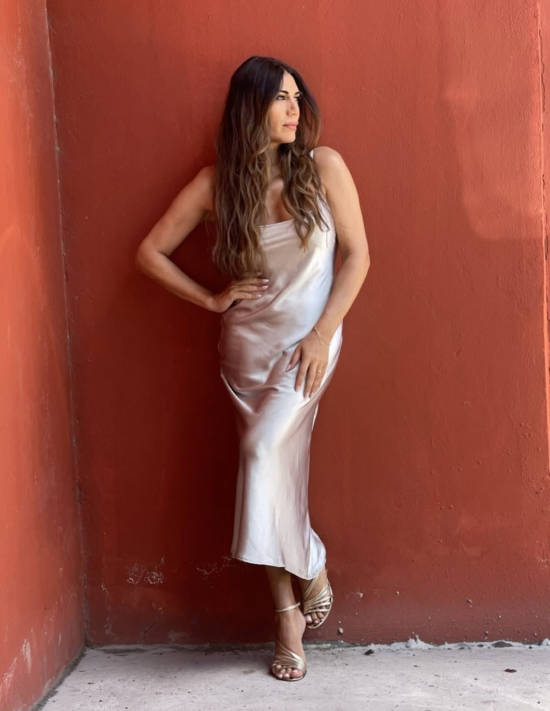 Flor de la V posó con un vestido de alta costura y lo combinó con las sandalias tendencia del verano