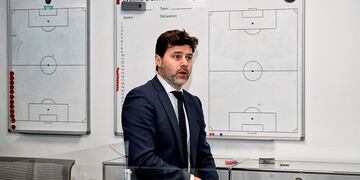 El ex defensor de Newell's Old Boys dio su primera conferencia de prensa como DT del equipo francés. (@psg_espanol)