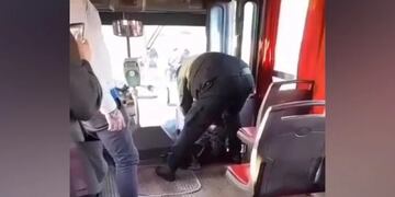 Posadas: chofer junto a pasajeros de un colectivo logran frustrar un robo y detener al ladrón.