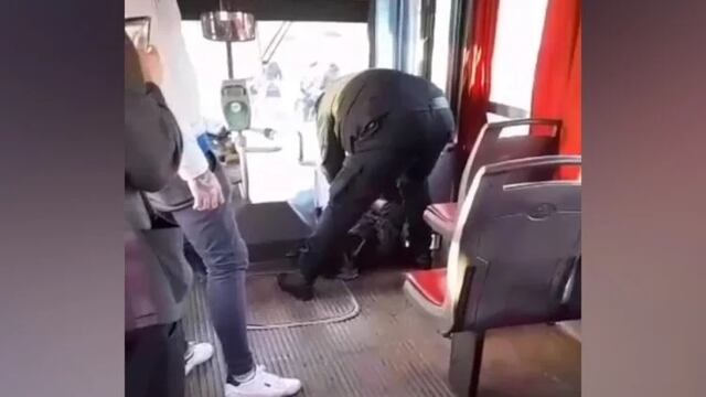 Posadas: chofer junto a pasajeros de un colectivo logran frustrar un robo y detener al ladrón.