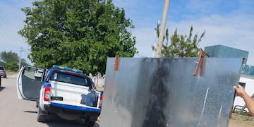 El portón metálico que se robó el ladrón en barrio 12 de Julio. (Policía de Córdoba)