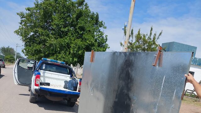 El portón metálico que se robó el ladrón en barrio 12 de Julio. (Policía de Córdoba)