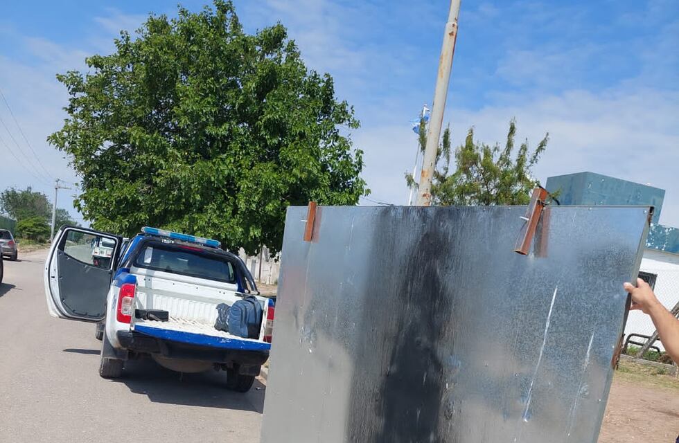 Insólito en Córdoba: intentó robarle el portón a su vecino pero fue detenido