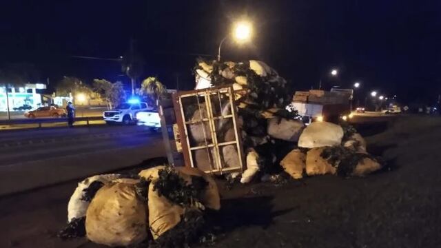 San Vicente: volcó un camión que transportaba raídos de yerba mate