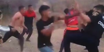 Las imágenes muestran el ataque de los hinchas a los efectivos policiales después del partido entre San Lorenzo y Sportivo Rivadavia. (Imagen de video)