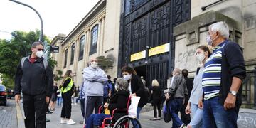 La ciudad de Buenos Aires comenzó la vacunación contra el coronavirus a mayores de 75 años. (Clarín)