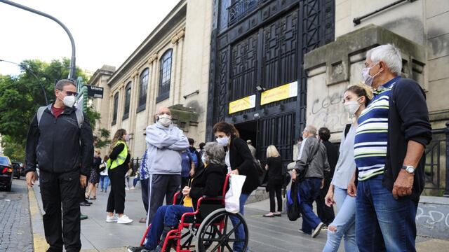 La ciudad de Buenos Aires comenzó la vacunación contra el coronavirus a mayores de 75 años. (Clarín)