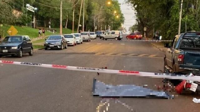 Accidente fatal en Puerto Iguazú: motociclista perdió la vida al chocar con camioneta estacionada.