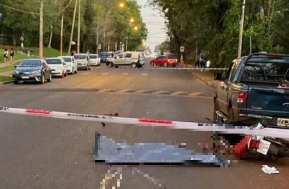 Accidente fatal en Puerto Iguazú: motociclista perdió la vida al chocar con camioneta estacionada