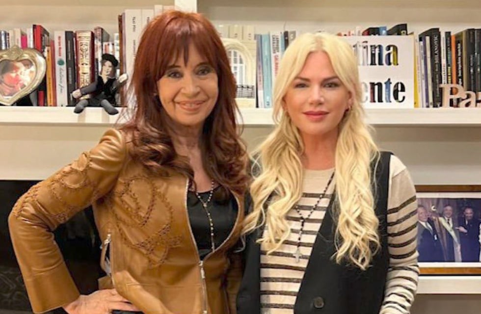 Cristina Kirchner recibió a Esmeralda Mitre en su departamento, quien le hizo un regalo especial: “Me cae muy bien”