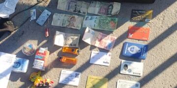 Dinero, tarjetas y documentos, lo que secuestró la Policía durante la detención.