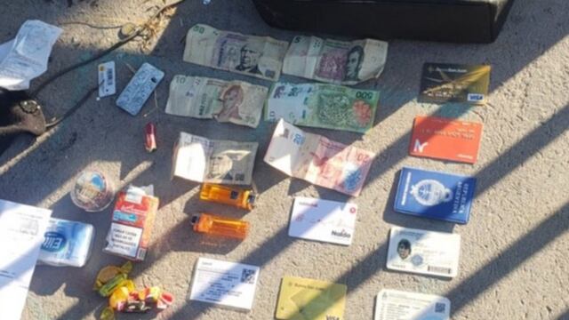 Dinero, tarjetas y documentos, lo que secuestró la Policía durante la detención.