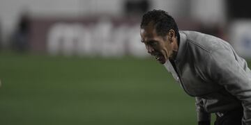 El gesto lo dice todo. Lucas Bovaglio y la bronca por la derrota de Instituto ante Morón (Federico López Claro).