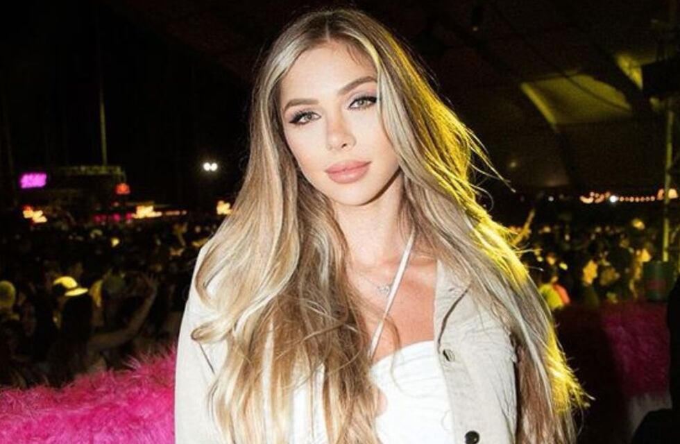 Romina Malaspina lució un body translúcido negro y dejó al descubierto sus curvas delanteras