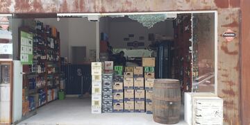 La vidriera del local reventada.