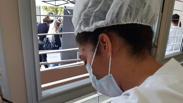 Voluntarios de la Cruz Roja colaboran con las tareas sanitarias en San Rafael.