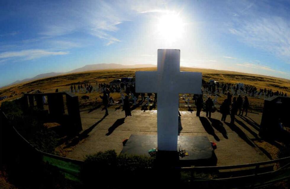 Malvinas: se exhumarán tumbas que podrían tener restos de argentinos