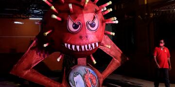 Muñeco de coronavirus construido para quemar como parte de un ritual 
durante el festival 'Holi' en Bombay. (AP)