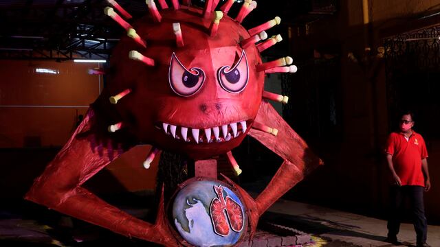 Muñeco de coronavirus construido para quemar como parte de un ritual
durante el festival 'Holi' en Bombay. (AP)