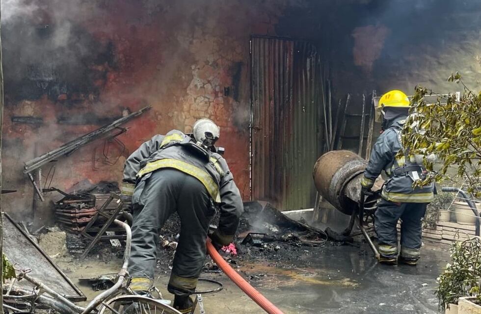 Arroyito: dos dotaciones de bomberos sofocaron un incendio estructural en una vivienda en calle Pueyrredón