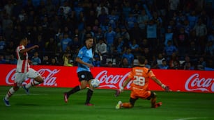 Se ve venir el gol... Pablo Chavarría definió con clase ante el achique de Manuel Roffo, para el 3 a 1 de Belgrano (Nicolás Bravo / La Voz).