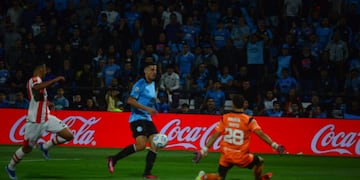 Se ve venir el gol... Pablo Chavarría definió con clase ante el achique de Manuel Roffo, para el 3 a 1 de Belgrano (Nicolás Bravo / La Voz).