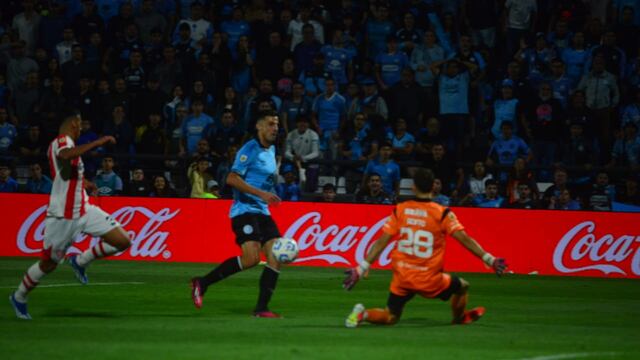 Se ve venir el gol... Pablo Chavarría definió con clase ante el achique de Manuel Roffo, para el 3 a 1 de Belgrano (Nicolás Bravo / La Voz).