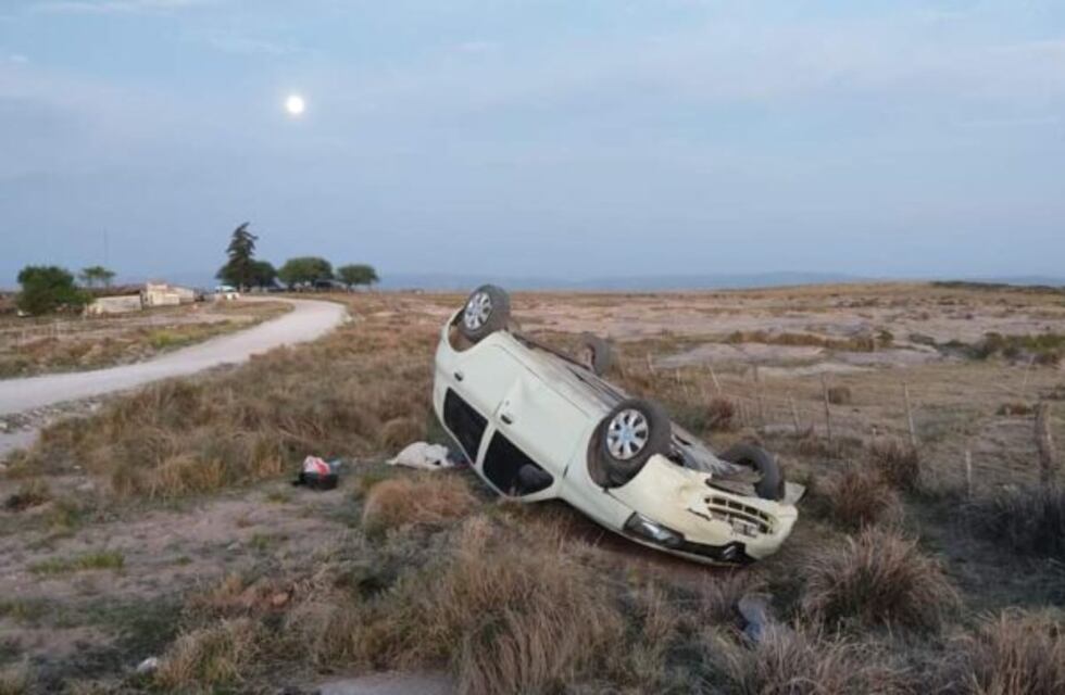 Volcó un auto en Los Gigantes y el auto quedó destrozado
