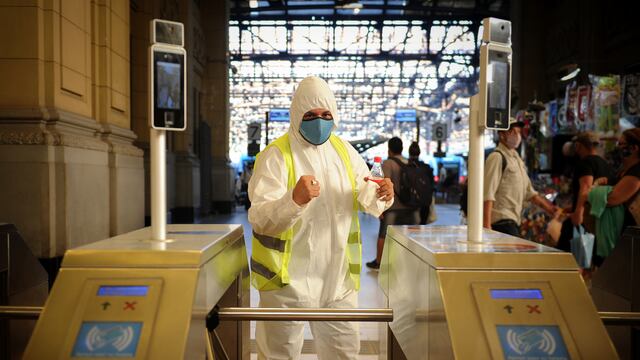 Desinfección de molinetes en la estación de trenes de Constitución. (Foto: Clarín)