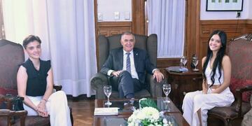 Osvaldo Jaldo junto a la bailarina Milagros Ruiz y Andrea Ruiz Flores, madre de Milagros.