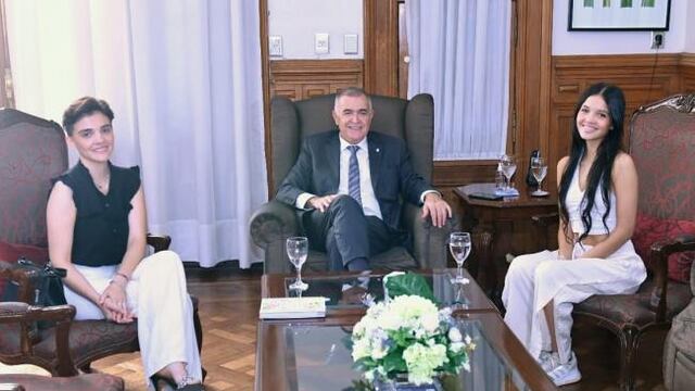 Osvaldo Jaldo junto a la bailarina Milagros Ruiz y Andrea Ruiz Flores, madre de Milagros.