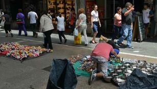 Los manteros y un viejo conflicto en la peatonal cordobesa (La Voz archivo).