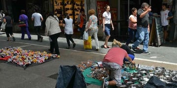 Los manteros y un viejo conflicto en la peatonal cordobesa (La Voz archivo).