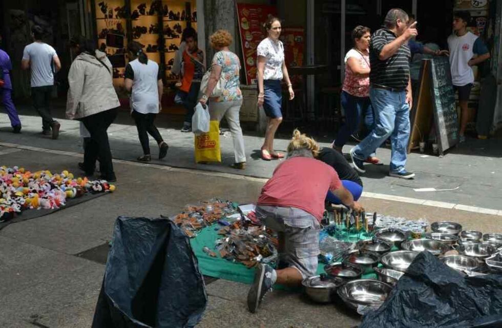 Navidad en Córdoba: el reclamo de comerciantes por manteros en la peatonal