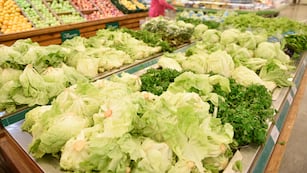 El joven cordobés que practica inglés con los clientes que llegan a la verdulería de barrio General Paz.