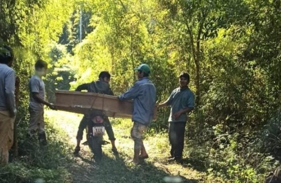 Miembros de una aldea de Misiones tuvieron que llevar un ataúd en una moto