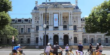 Son grupos de 10 personas junto a un guía turístico.