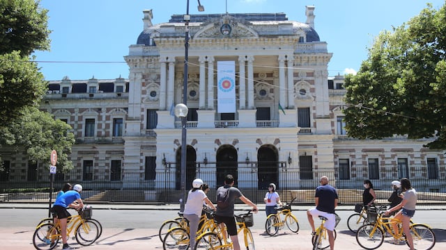 Son grupos de 10 personas junto a un guía turístico.