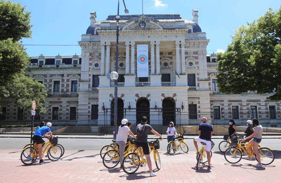 Comenzaron los circuitos turísticos en bicicleta por las calles de La Plata