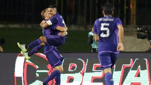 Luciano Gondou celebra su gol con Thiago Almada. EFE/ Rayner Peña R.