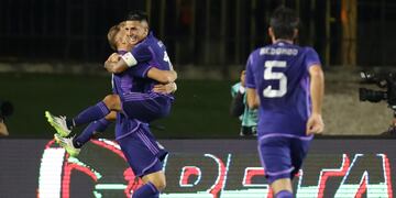 Luciano Gondou celebra su gol con Thiago Almada. EFE/ Rayner Peña R.