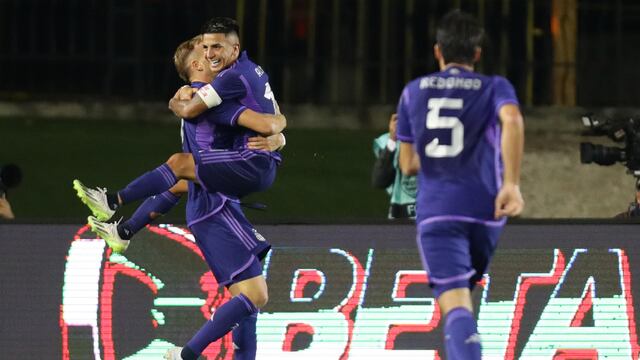 Luciano Gondou celebra su gol con Thiago Almada. EFE/ Rayner Peña R.