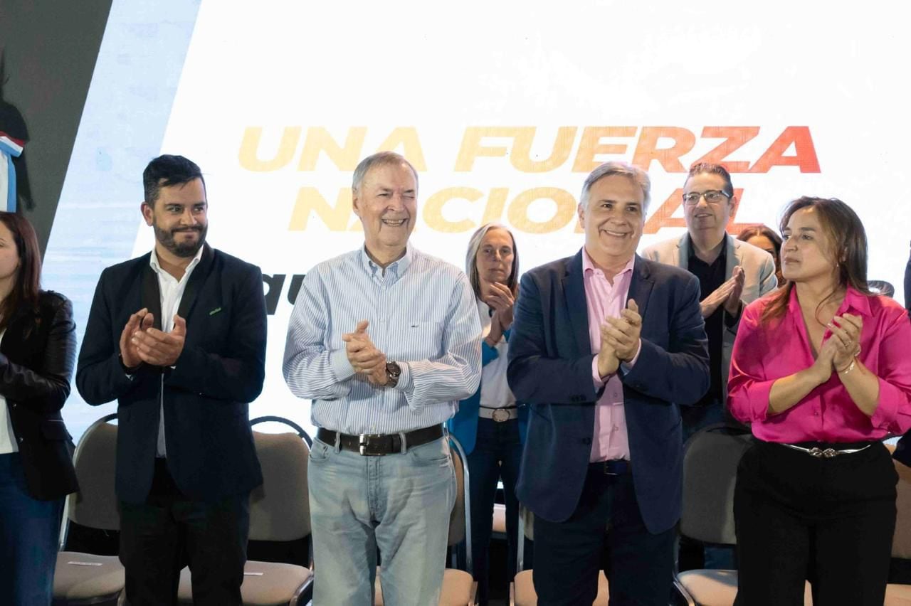 Schiaretti y Llaryora encabezaron un acto con intendentes de la UCR y el PRO.