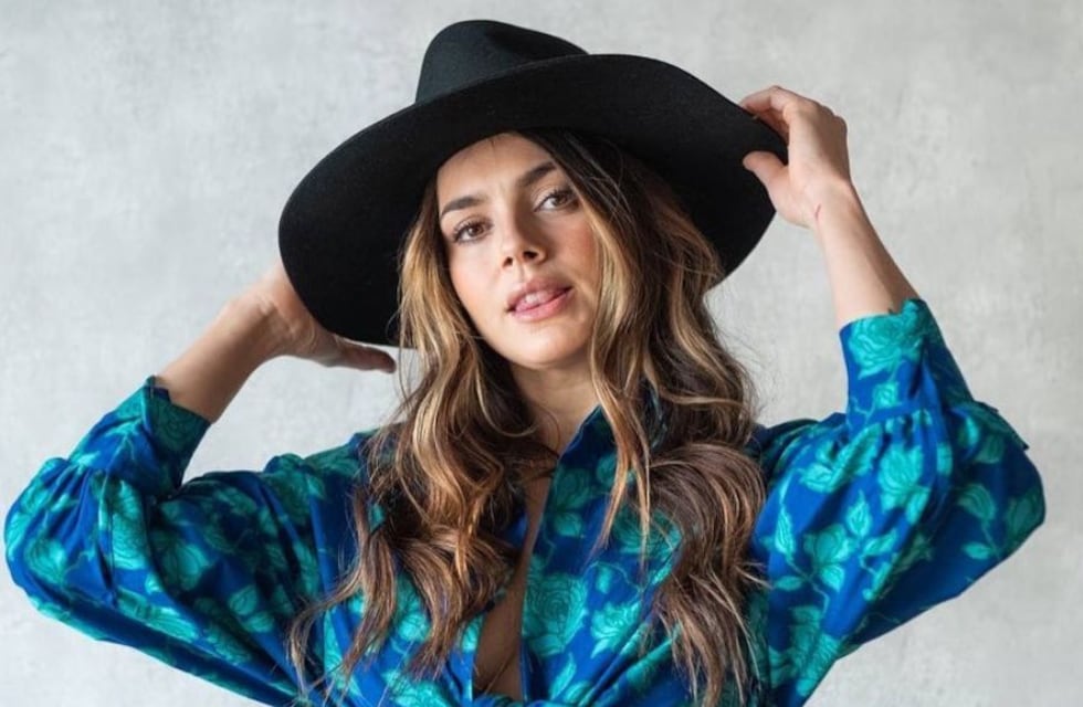 Desde Mar del Plata, Natalie Pérez posó para un producción de fotos con un buzo underboob y jean