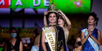 Ana Paula Rodríguez que representó a Ingeniero Giagnoni es coronada Reina de la Vendimia 2022 por el departamento de Junín. Gentileza MJ